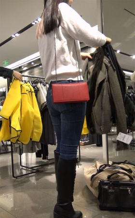 服装店试衣服的紧身蓝牛美女姐姐
