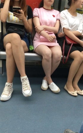 地铁拍摄两个白腿美眉
