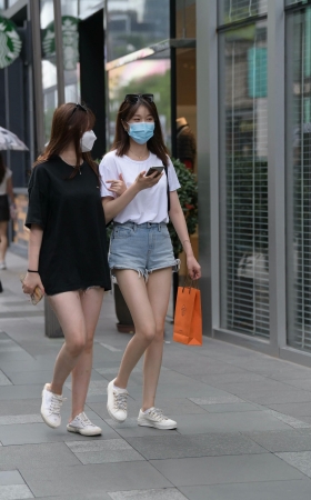 街拍小清新热裤美眉姐妹 [19P]