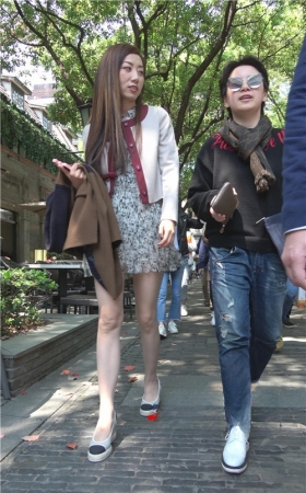 漂亮的灰色连衣裙小姐姐