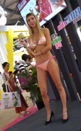极品高挑性感比基尼老外美女模特