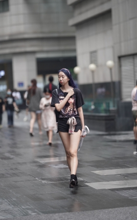 清秀的背包女孩