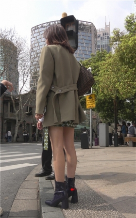 漂亮的短发裸腿美女