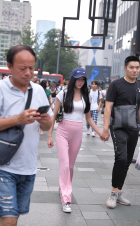粉色休闲裤小姐姐