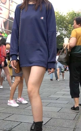 4K – 模特气质的街拍美腿美女摆拍 [1.36 GB/MP4]
