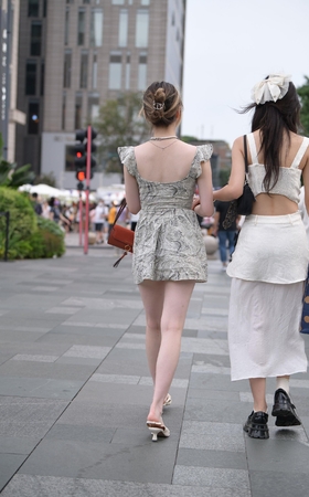 22614-4+135牛奶白美腿女孩