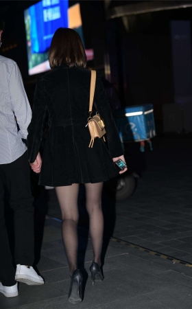简约黑裙搭配