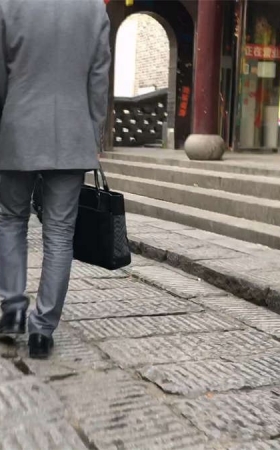 红衣紧身皮裤妹子圆屁股饱满坚挺