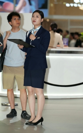 热情且忙碌的通勤装R丝销售美女 [18P]