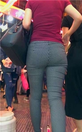 超紧绷丰臀红T恤美女姐姐跟闺蜜逛商场！[1.85 GB]