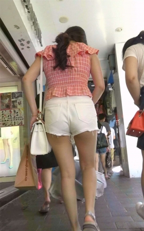 丰高腰白短热裤美女
