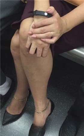 地铁上拍摄尖嘴高跟鞋诱人红唇妹子的美腿