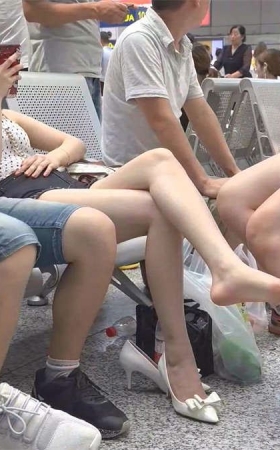 美足束缚在高跟鞋中