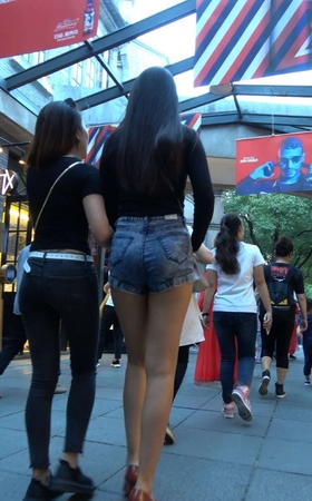 4K – 街拍顶级大长腿高跟美女悠闲下午茶 [1.29 GB/MP4]