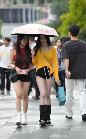 悠闲风情女大学生妹