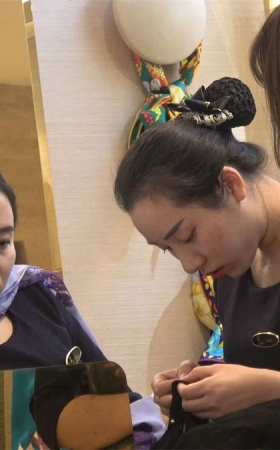 漂亮的制服美女黑丝袜高跟鞋美足