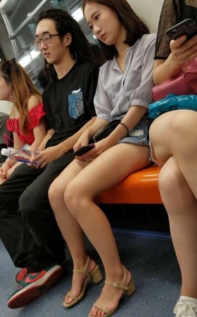 4k视频，地铁街拍很符合大众审美的气质美女，人美腿更美