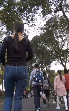 黑T恤紧身蓝牛街拍美臀美女