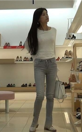 试鞋的苗条美女 [1.15 GB/MP4]