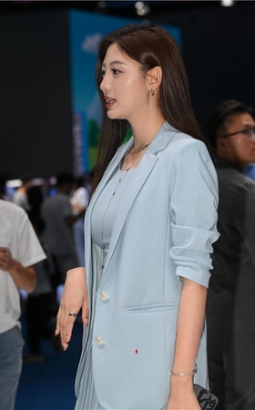 西服短裙美女(57P)