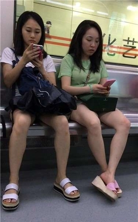 地铁拍摄对面俩妹子