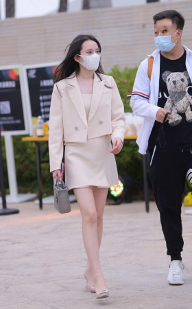 白皙的美腿美足小姐姐 [14P]