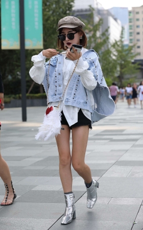 辉辉街拍作品 – 墨镜长腿短发美女小姐姐