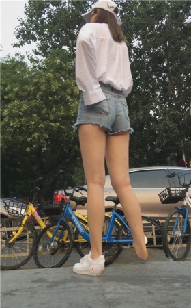牛仔热裤长腿月牙小姐姐