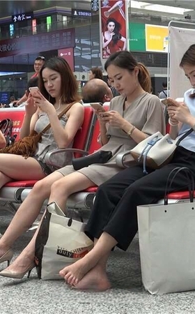 4K – 三个美女一字排开 [4.41 GB/MP4]