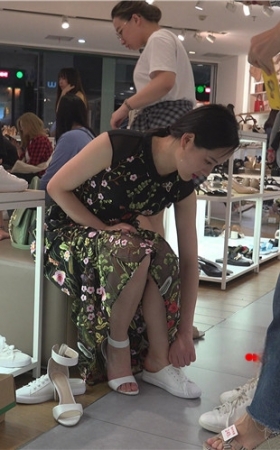 鞋店里的花裙美女