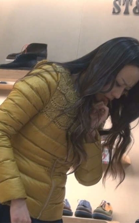 自信的美女生来就是赤脚穿鞋