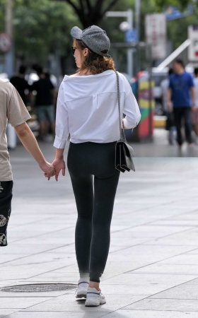 紧身黑裤戴帽美女 [15P]