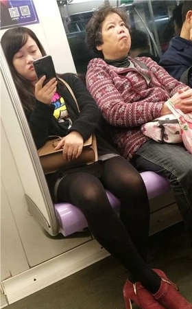 4K-地铁上的微胖街拍黑丝美腿女孩