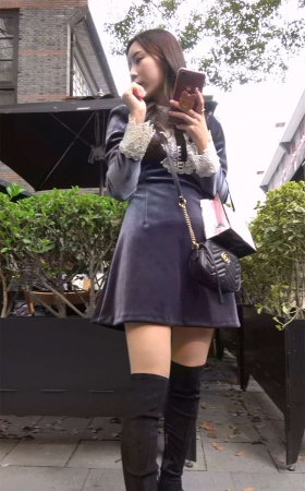 深色连衣裙美腿姑娘一直在自拍