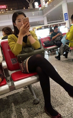 车站花纹包臀裙黑色丝袜红色皮鞋漂亮女神