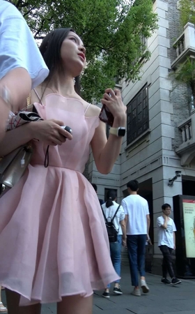 4K – 街拍粉色裙美腿女友 [1.01 GB/MP4]