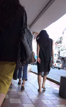 紧身蓝牛加深蓝高挑美女姐妹