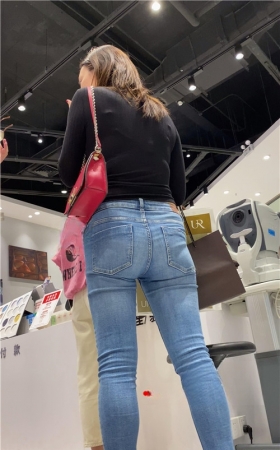 蓝色牛仔裤美女