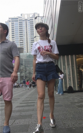 戴着帽子的裤裙美女