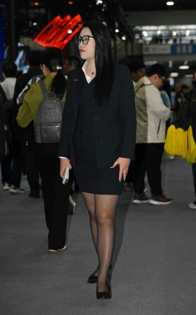 251122-16-68√喜欢吗？微胖肉感韵味黑丝销售 7P