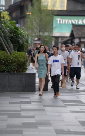 包屯裙细高跟美女