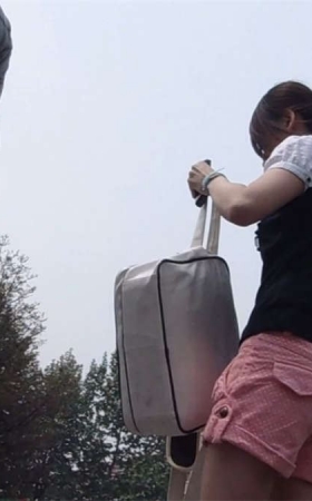 等车的妹子