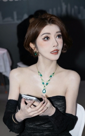 黑裙 小喵大宝 [18P]