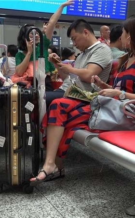 长发大眼MM的一双性感艳足