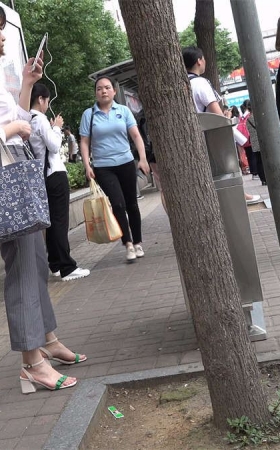 等公交的鲜嫩玉足，凉高跟MM