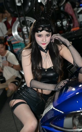 爬上车顶的性感热辣模特 [21P]