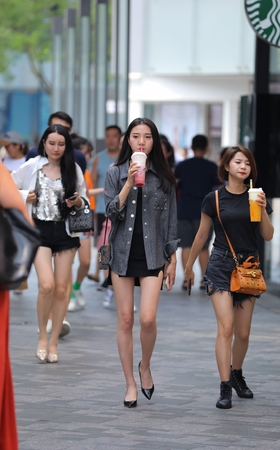 白皙，美腿，高跟，乃茶小姐姐