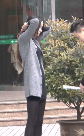 黑丝大长腿陪男友逛街