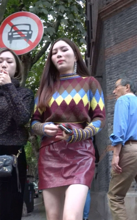酒红色皮裙性感美腿高跟美女