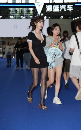 小哈娜脱黑丝去了